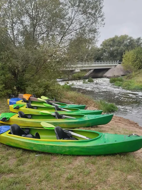 Kajaki na brzegu w pobliżu mostu