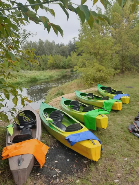 Kajaki i kamizelki przygotowane przed spływem