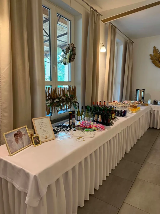 Bufet z napojami i filiżankami przy oknach