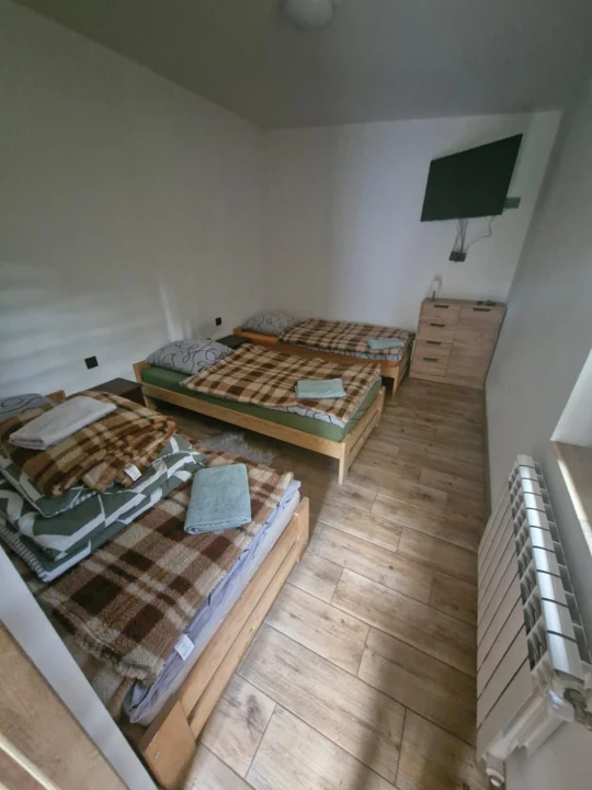 Pokój z dwoma pojedynczymi łóżkami i telewizorem
