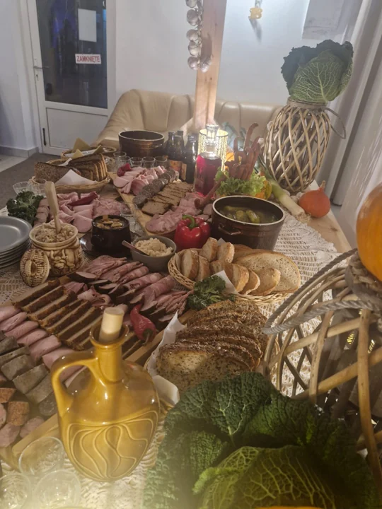Deski wędlin, pieczywo i dodatki na wiejskim stole