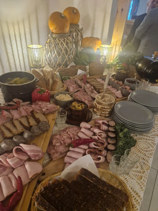 Wiejski stół z dyniami i ozdobami — ujęcie ukośne