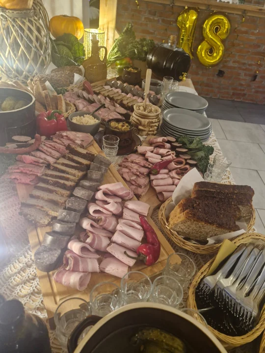 Wędliny na wiejskim stole z dekoracją na osiemnastkę