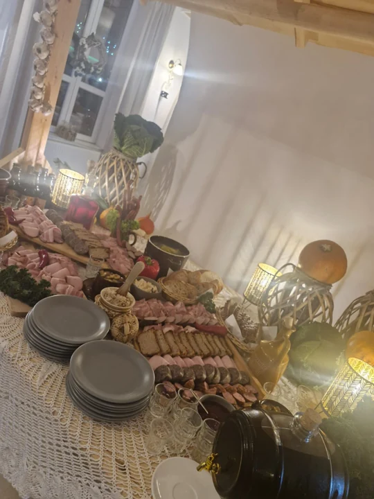 Rustykalny stół z potrawami — ujęcie pod kątem