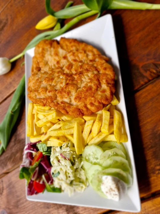 Kotlet panierowany z frytkami i surówkami