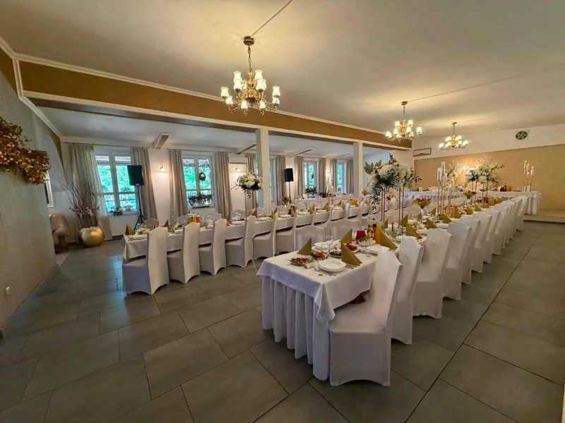 Duża sala — biel i złoto