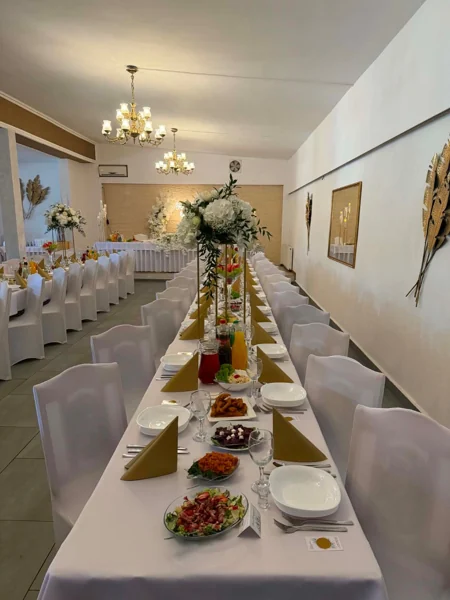 Duża sala — wzdłuż stołów