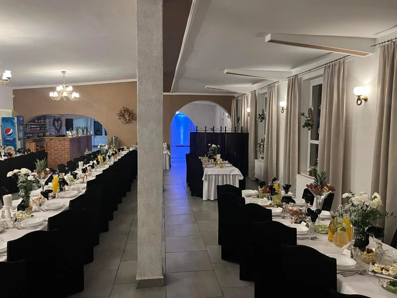 Duża sala — widok przy łukowym przejściu
